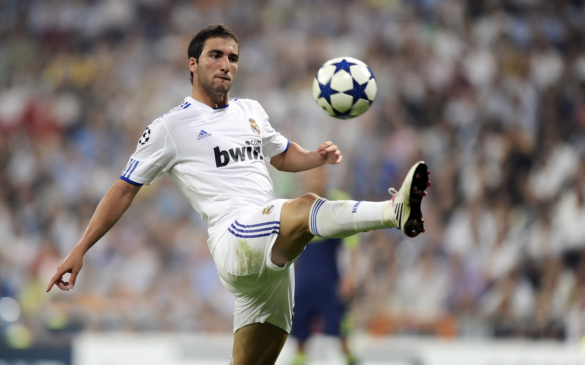 乐鱼体育网页登录-3-3！2-2！欧冠乱了：三大劲旅翻车，巴萨送大礼，切尔西爆冷丢分，欧冠足球3